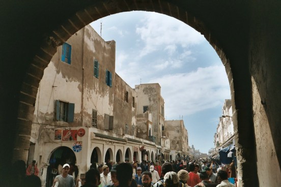 Morocco-Essaouira-archway-and-bustling-shopping-street-WL